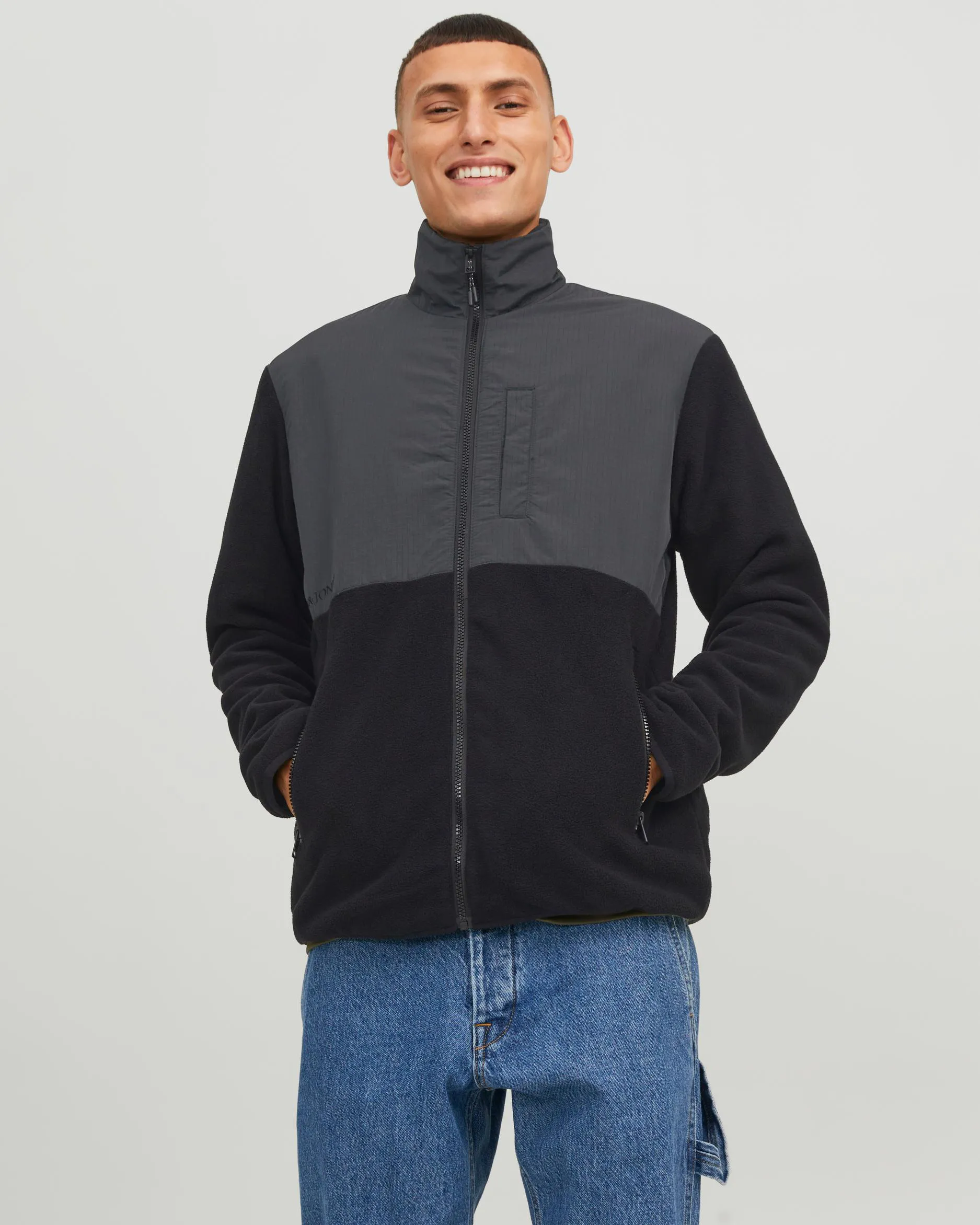 Giubbino in pile nero con inserto in nylon ripstop grigio